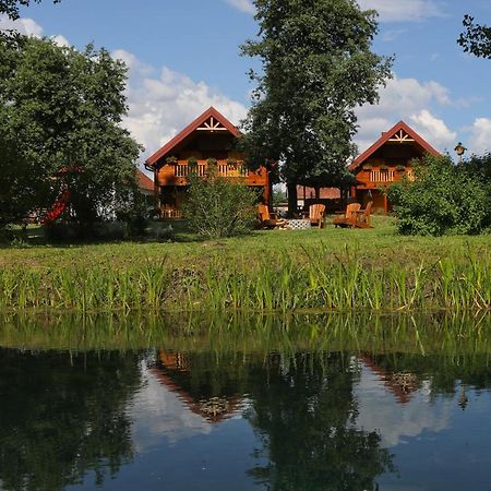 Riverside Apartments Otočac Buitenkant foto