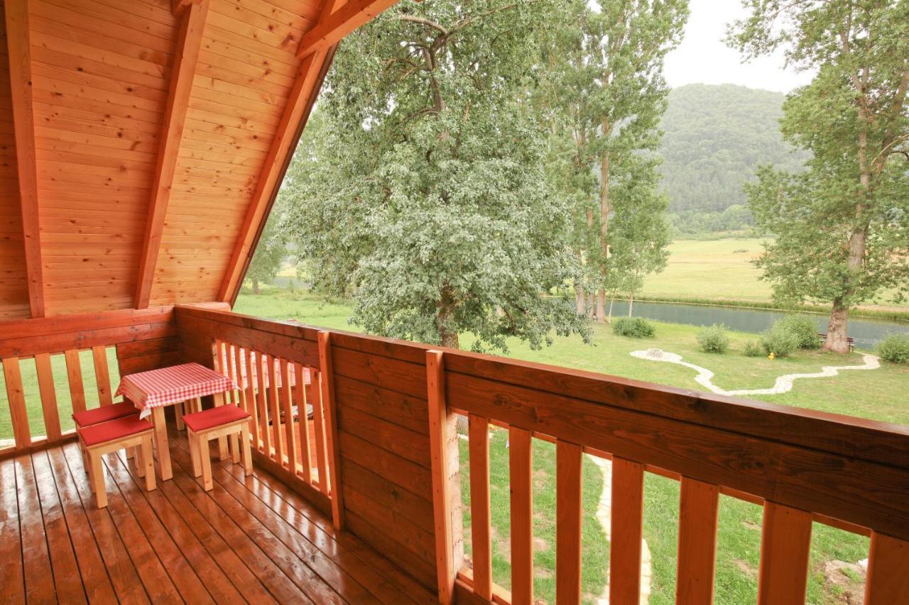Riverside Apartments Otočac Buitenkant foto