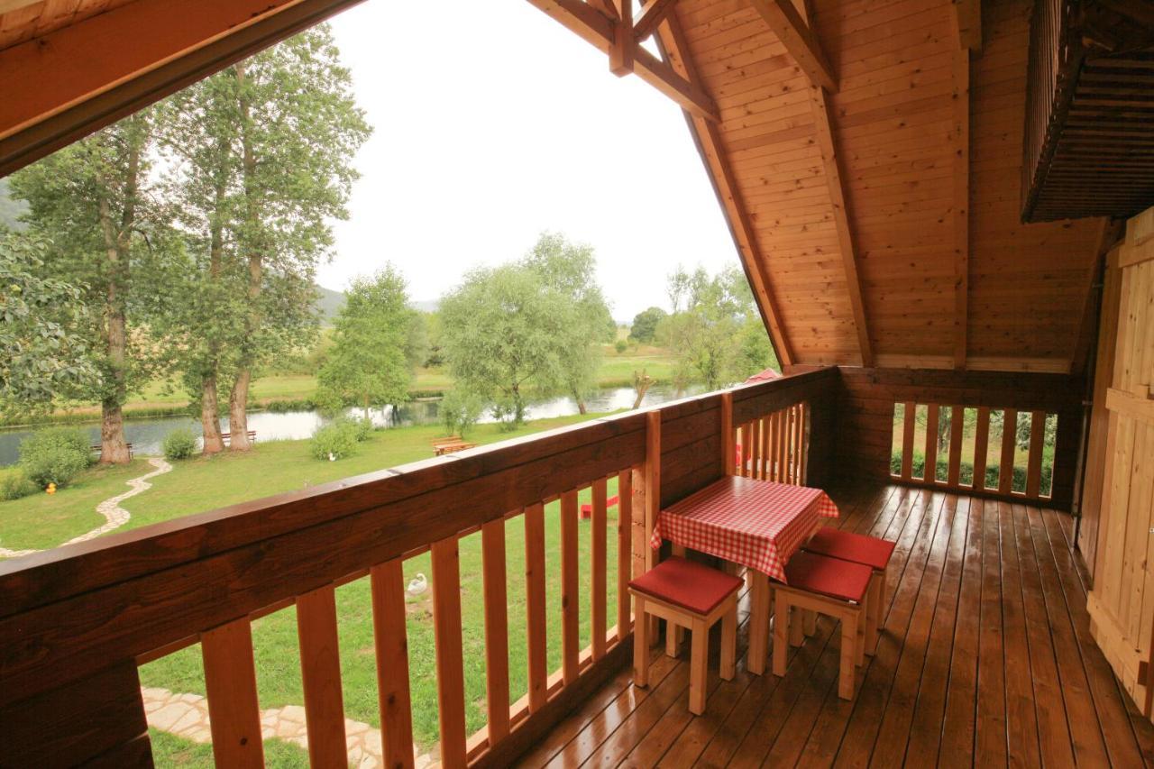 Riverside Apartments Otočac Buitenkant foto