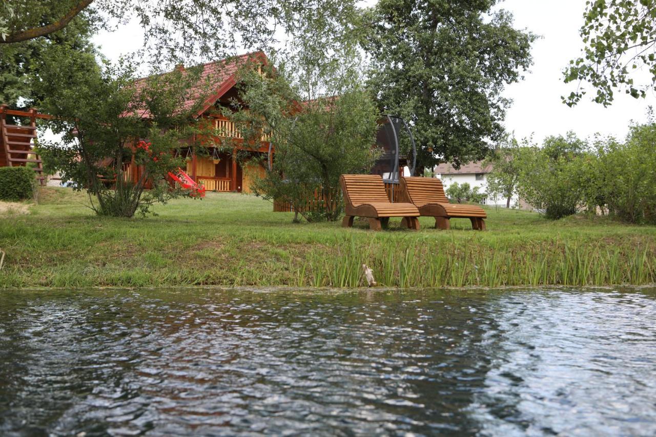 Riverside Apartments Otočac Buitenkant foto
