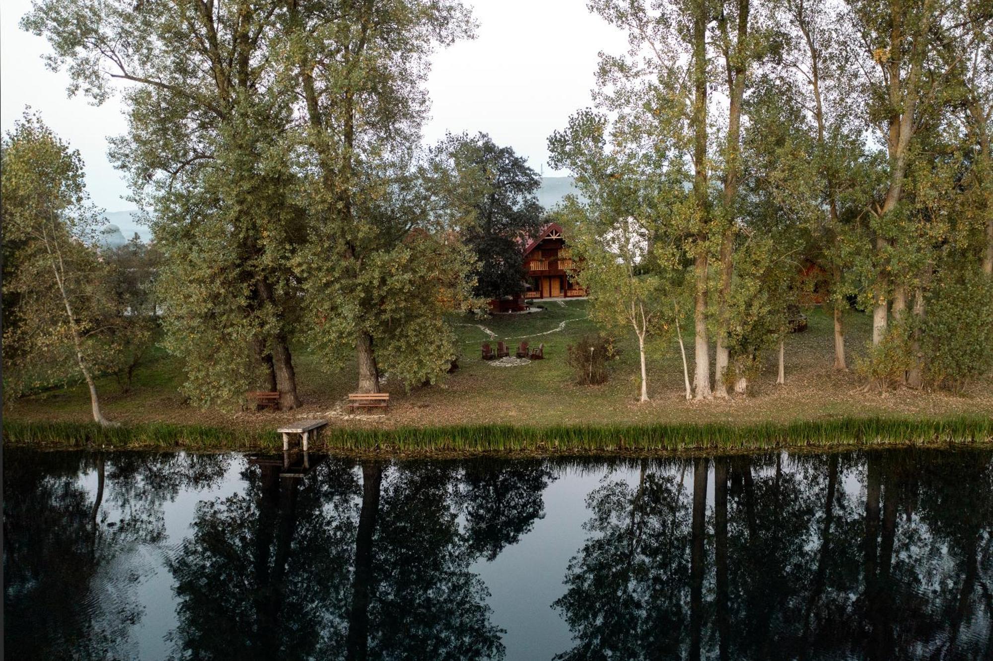 Riverside Apartments Otočac Buitenkant foto