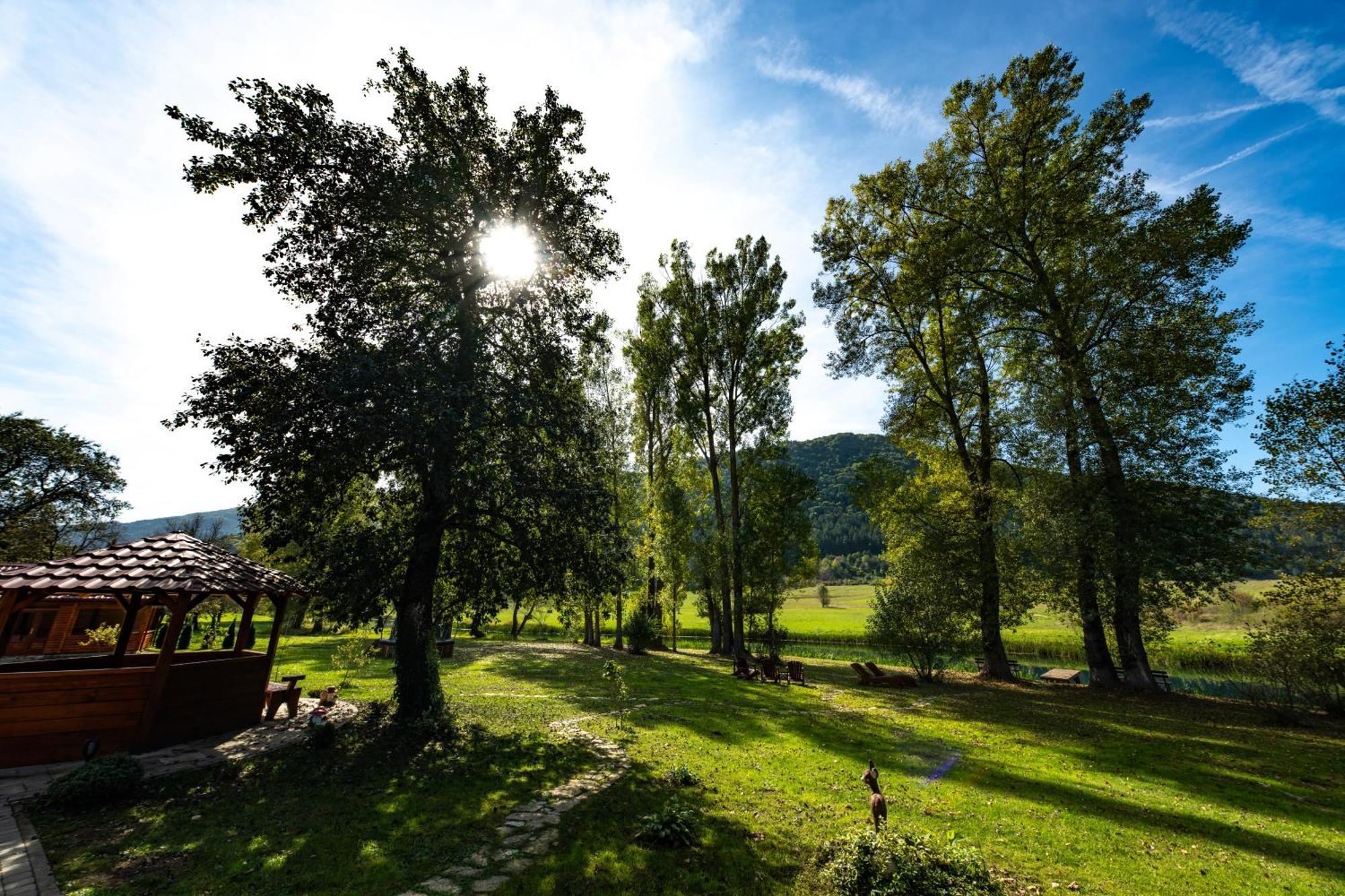 Riverside Apartments Otočac Buitenkant foto
