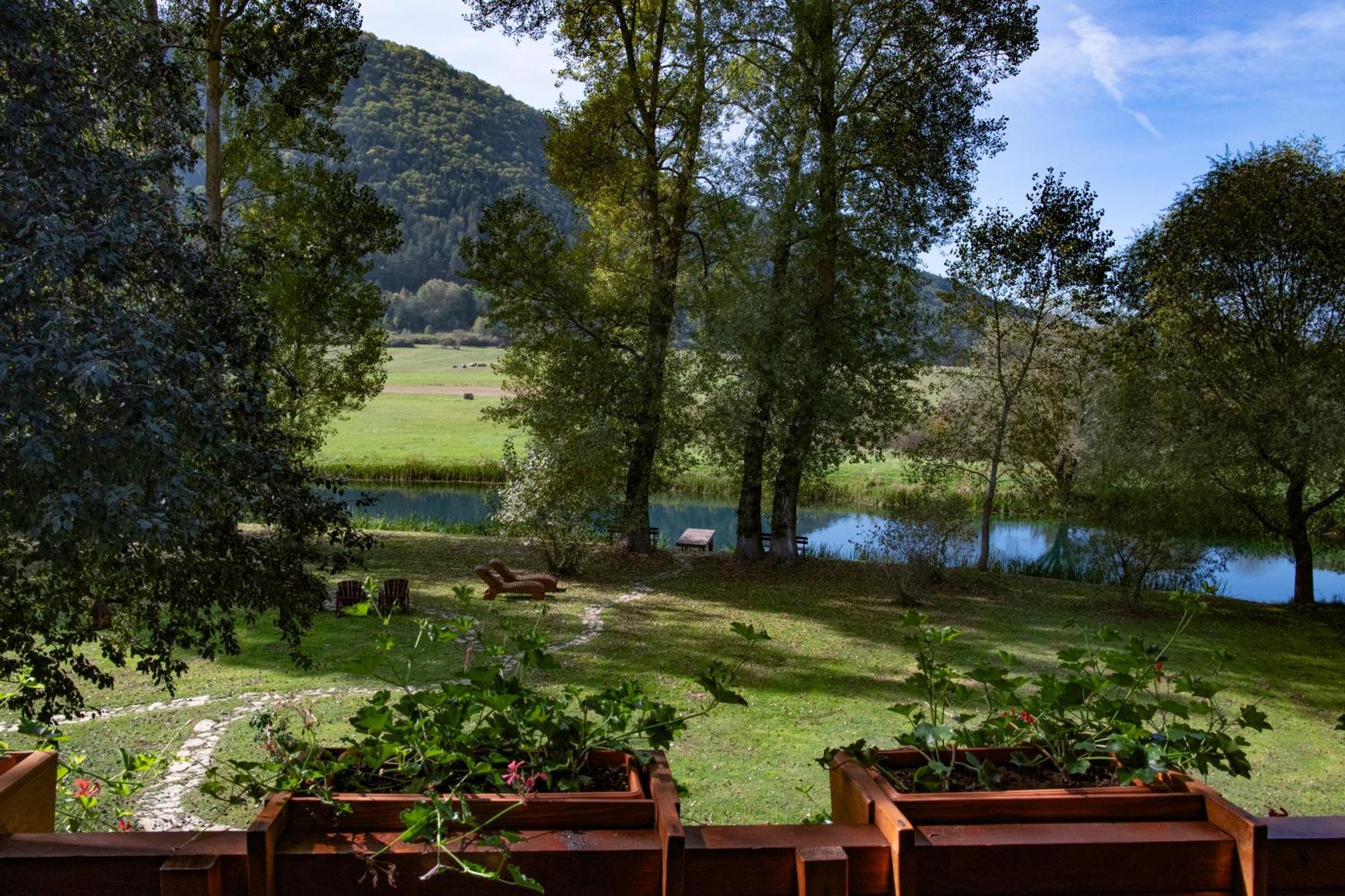 Riverside Apartments Otočac Buitenkant foto